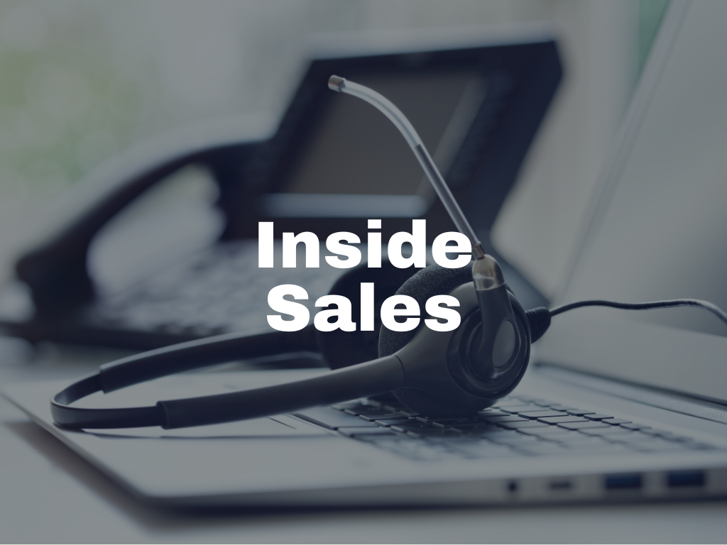 Schriftzug ‚Inside Sales‘ über Headset, Laptop und Festnetztelefon – symbolisiert Vertriebsinnendienst.