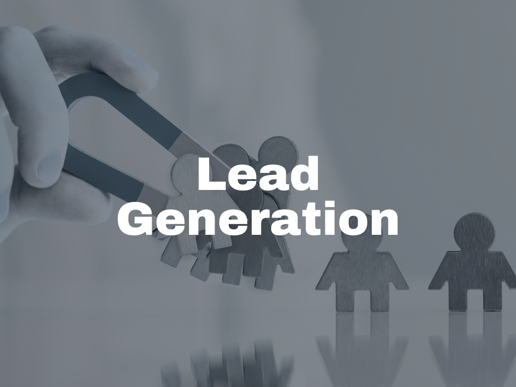 Schriftzug ‚Lead Generation‘ vor einer Hand mit Magnet, die Figuren anzieht – steht für Neukundengewinnung und Leadgenerierung.