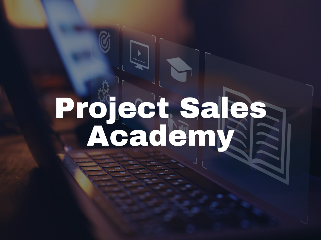 Schriftzug ‚Project Sales Academy‘ vor einem Laptop mit digitalen Lernsymbolen – symbolisiert eine Vertriebsakademie.