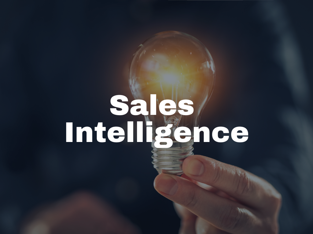 Schriftzug ‚Sales Intelligence‘ über einer leuchtenden Glühbirne in einer Hand – symbolisiert innovativen, datengetriebenen Vertrieb.