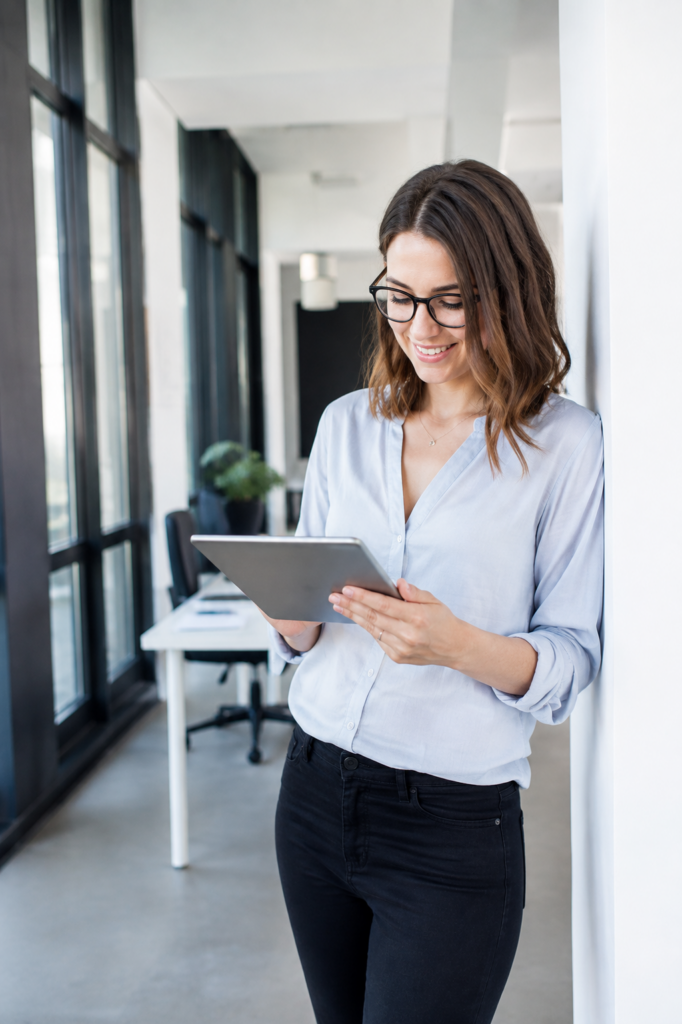 Mitarbeiterin analysiert Bauprojekte und Projektinformationen für die Lead Qualifizierung mit My ProjectSales.